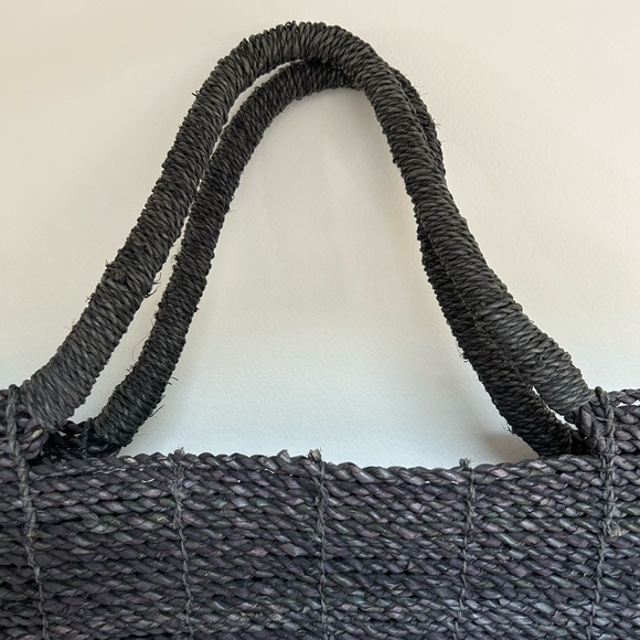 BRAND NEW NEVER USED BLACK/CHARCOAL GREY AND NATURAL STRAW TOTE BAG - Picture 3 of 5